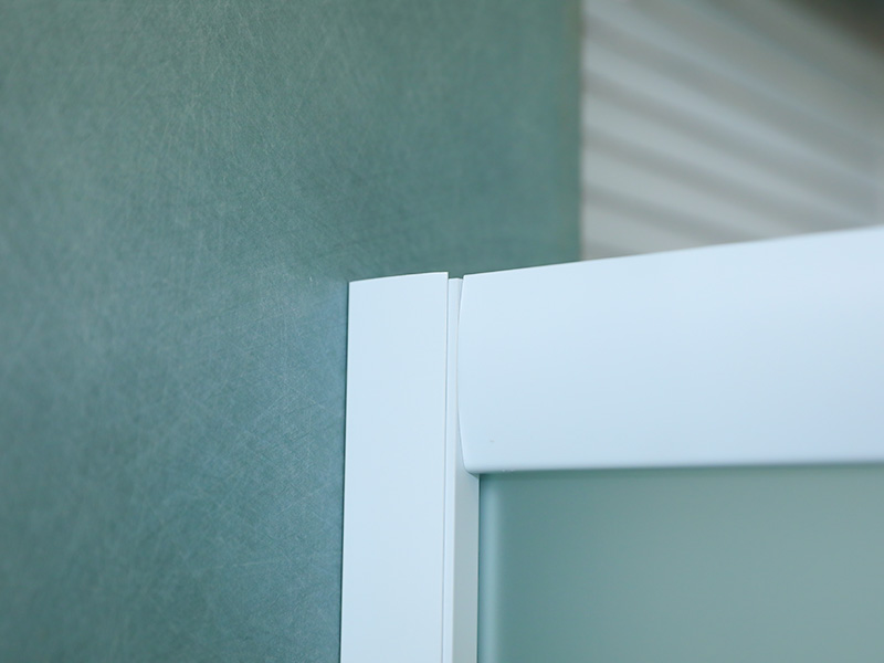 Imfhálú Cith Sleamhnáin SQ, Gloine Tempered Matt Le Priontáil, Próifíl Alúmanam Bán, Láimhseáil Poill Dúbailte, Le Tráidire Imfhálú Cith Sleamhnáin SQ, Gloine Tempered Matt Le Priontáil, Próifíl Alúmanam Bán, Láimhseáil Poill Dúbailte, Le Tráidire