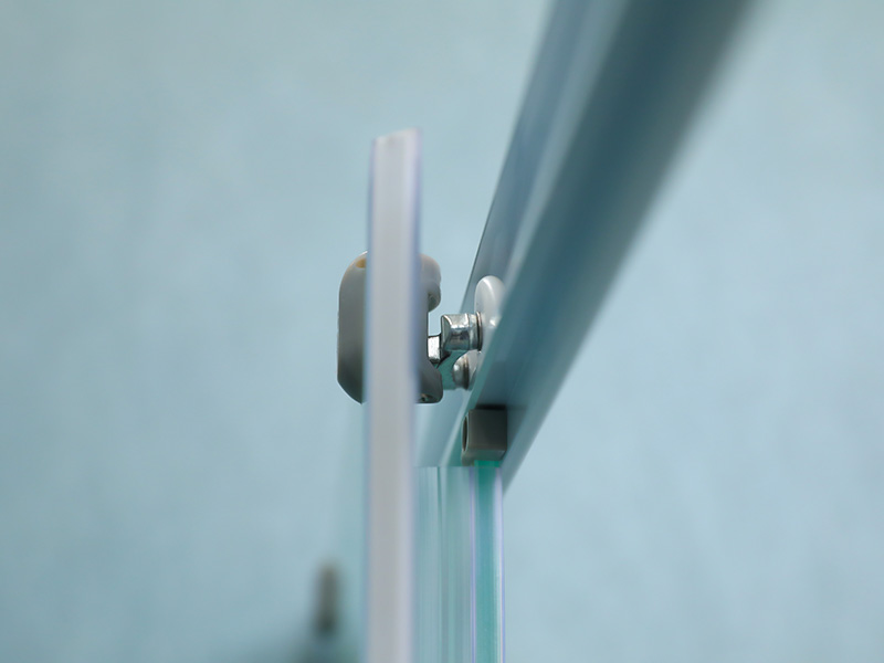 Imfhálú Cith Sleamhnáin SQ, Gloine Tempered Matt Le Priontáil, Próifíl Alúmanam Bán, Láimhseáil Poill Dúbailte, Le Tráidire Imfhálú Cith Sleamhnáin SQ, Gloine Tempered Matt Le Priontáil, Próifíl Alúmanam Bán, Láimhseáil Poill Dúbailte, Le Tráidire