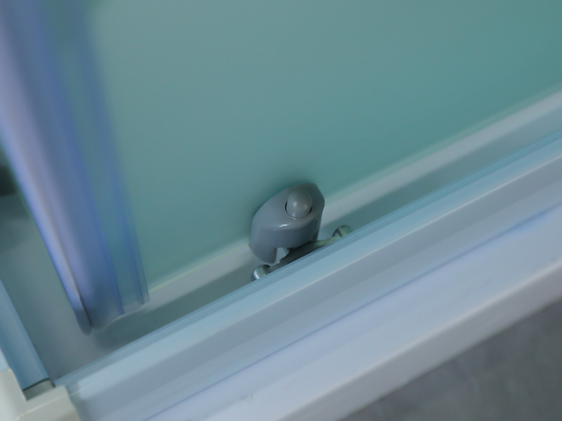 Imfhálú Cith Sleamhnáin SQ, Gloine Tempered Matt Le Priontáil, Próifíl Alúmanam Bán, Láimhseáil Poill Dúbailte, Le Tráidire Imfhálú Cith Sleamhnáin SQ, Gloine Tempered Matt Le Priontáil, Próifíl Alúmanam Bán, Láimhseáil Poill Dúbailte, Le Tráidire