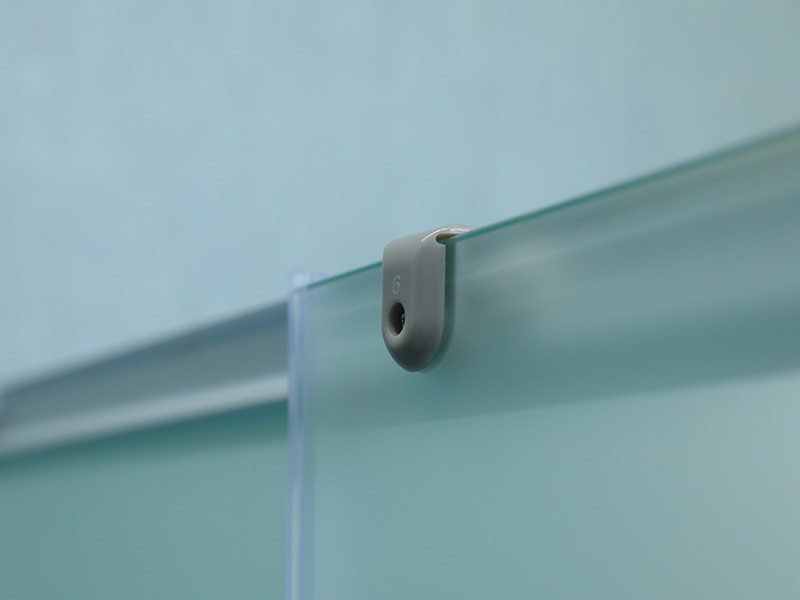 Imfhálú Cith Sleamhnáin SQ, Gloine Tempered Matt Le Priontáil, Próifíl Alúmanam Bán, Láimhseáil Poill Dúbailte, Le Tráidire Imfhálú Cith Sleamhnáin SQ, Gloine Tempered Matt Le Priontáil, Próifíl Alúmanam Bán, Láimhseáil Poill Dúbailte, Le Tráidire