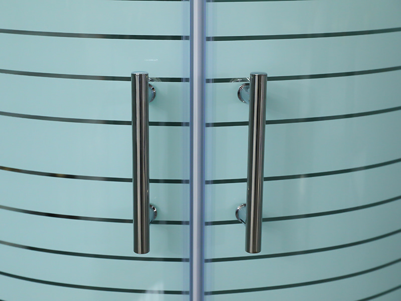 Imfhálú Cith Sleamhnáin SE, Gloine Tempered Clear Le Priontáil, Próifíl Alúmanam Chrome, Láimhseáil Poill Dúbailte, Le Tráidire Imfhálú Cith Sleamhnáin SE, Gloine Tempered Clear Le Priontáil, Próifíl Alúmanam Chrome, Láimhseáil Poill Dúbailte, Le Tráidire