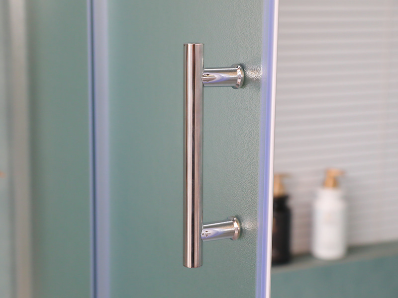 Imfhálú Cith Sleamhnáin RE, Gloine Tempered Matt, Próifíl Alúmanam Chrome, Láimhseáil Poill Dúbailte, Le Tráidire Imfhálú Cith Sleamhnáin RE, Gloine Tempered Matt, Próifíl Alúmanam Chrome, Láimhseáil Poill Dúbailte, Le Tráidire