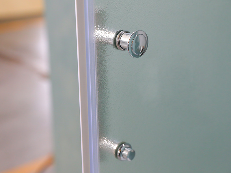 Imfhálú Cith Sleamhnáin RE, Gloine Tempered Matt, Próifíl Alúmanam Chrome, Láimhseáil Poill Dúbailte, Le Tráidire Imfhálú Cith Sleamhnáin RE, Gloine Tempered Matt, Próifíl Alúmanam Chrome, Láimhseáil Poill Dúbailte, Le Tráidire