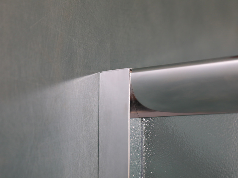 Imfhálú Cith Sleamhnáin RE, Gloine Tempered Matt, Próifíl Alúmanam Chrome, Láimhseáil Poill Dúbailte, Le Tráidire Imfhálú Cith Sleamhnáin RE, Gloine Tempered Matt, Próifíl Alúmanam Chrome, Láimhseáil Poill Dúbailte, Le Tráidire