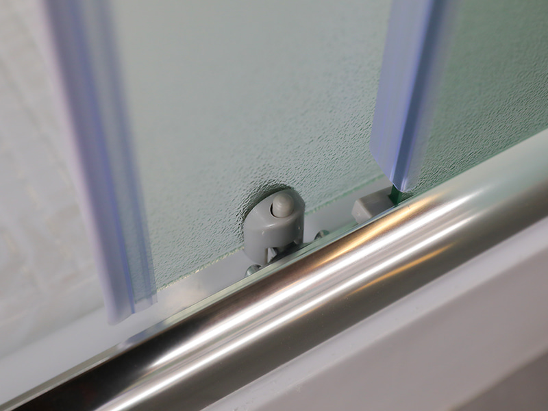 Imfhálú Cith Sleamhnáin RE, Gloine Tempered Matt, Próifíl Alúmanam Chrome, Láimhseáil Poill Dúbailte, Le Tráidire Imfhálú Cith Sleamhnáin RE, Gloine Tempered Matt, Próifíl Alúmanam Chrome, Láimhseáil Poill Dúbailte, Le Tráidire