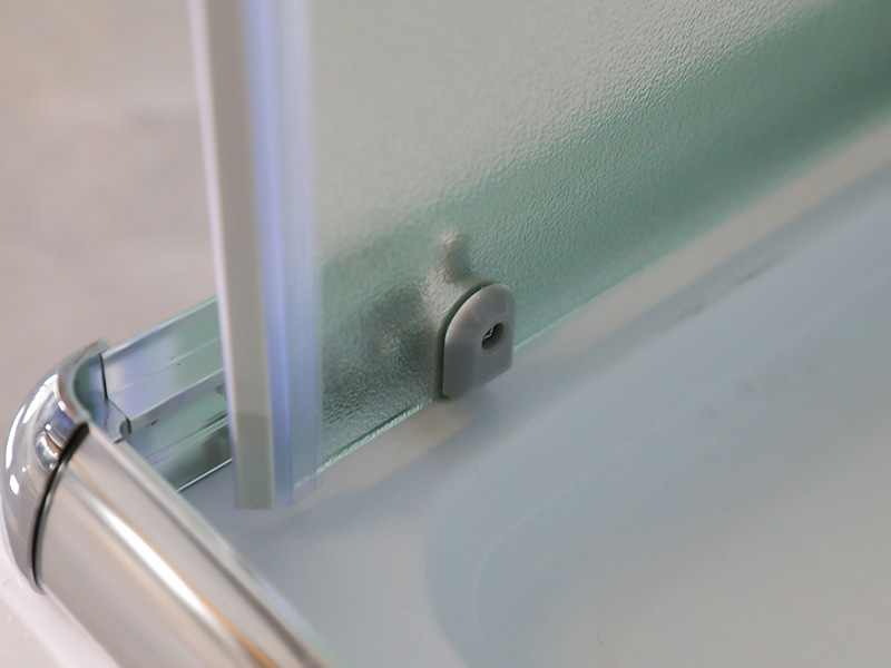 Imfhálú Cith Sleamhnáin RE, Gloine Tempered Matt, Próifíl Alúmanam Chrome, Láimhseáil Poill Dúbailte, Le Tráidire Imfhálú Cith Sleamhnáin RE, Gloine Tempered Matt, Próifíl Alúmanam Chrome, Láimhseáil Poill Dúbailte, Le Tráidire