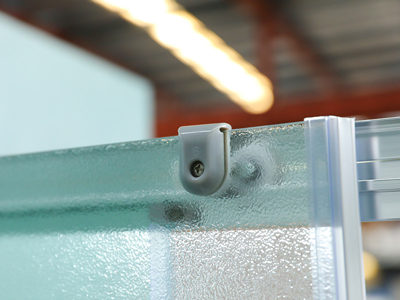 Imfhálú Cith Sleamhnáin RE, Gloine Tempered Matt, Próifíl Alúmanam Chrome, Láimhseáil Poill Dúbailte, Le Tráidire Imfhálú Cith Sleamhnáin RE, Gloine Tempered Matt, Próifíl Alúmanam Chrome, Láimhseáil Poill Dúbailte, Le Tráidire