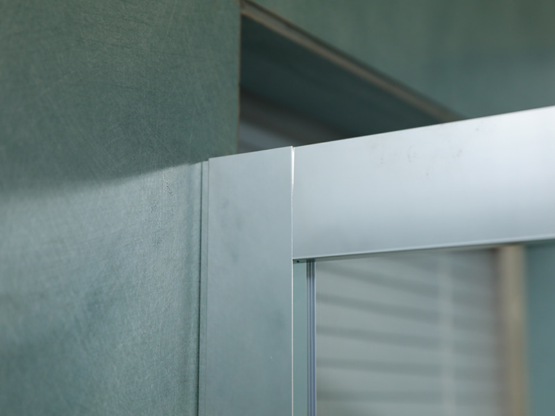 Imfhálú Cith Sleamhnáin RE, Gloine Tempered Clear, Próifíl Alúmanam Chrome, Láimhseáil Poill Dúbailte, Le Tráidire Imfhálú Cith Sleamhnáin RE, Gloine Tempered Clear, Próifíl Alúmanam Chrome, Láimhseáil Poill Dúbailte, Le Tráidire