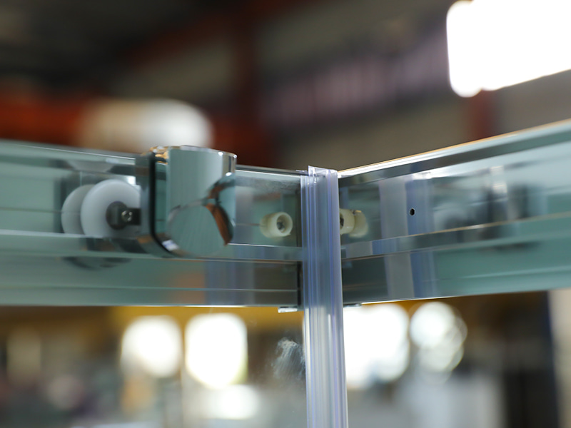 Imfhálú Cith Sleamhnáin RE, Gloine Tempered Clear, Próifíl Alúmanam Chrome, Láimhseáil Poill Dúbailte, Le Tráidire Imfhálú Cith Sleamhnáin RE, Gloine Tempered Clear, Próifíl Alúmanam Chrome, Láimhseáil Poill Dúbailte, Le Tráidire