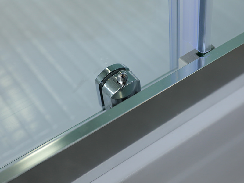 Imfhálú Cith Sleamhnáin RE, Gloine Tempered Clear, Próifíl Alúmanam Chrome, Láimhseáil Poill Dúbailte, Le Tráidire Imfhálú Cith Sleamhnáin RE, Gloine Tempered Clear, Próifíl Alúmanam Chrome, Láimhseáil Poill Dúbailte, Le Tráidire