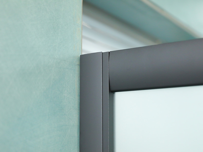 Imfhálú Cith Sleamhnáin SQ, Gloine Neamhlonrach Tempered Le Priontáil, Próifíl Alúmanam Dubh, Láimhseáil Poill Dúbailte, Le Tráidire Imfhálú Cith Sleamhnáin SQ, Gloine Neamhlonrach Tempered Le Priontáil, Próifíl Alúmanam Dubh, Láimhseáil Poill Dúbailte, Le Tráidire