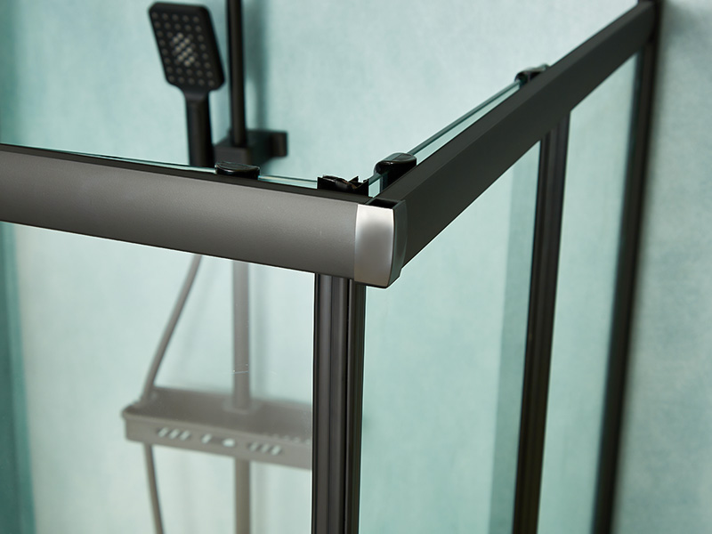 Imfhálú Cith Sleamhnáin SQ, Gloine Tempered Clear, Próifíl Alúmanam Dubh, Láimhseáil Poill Dúbailte, Le Tráidire Imfhálú Cith Sleamhnáin SQ, Gloine Tempered Clear, Próifíl Alúmanam Dubh, Láimhseáil Poill Dúbailte, Le Tráidire