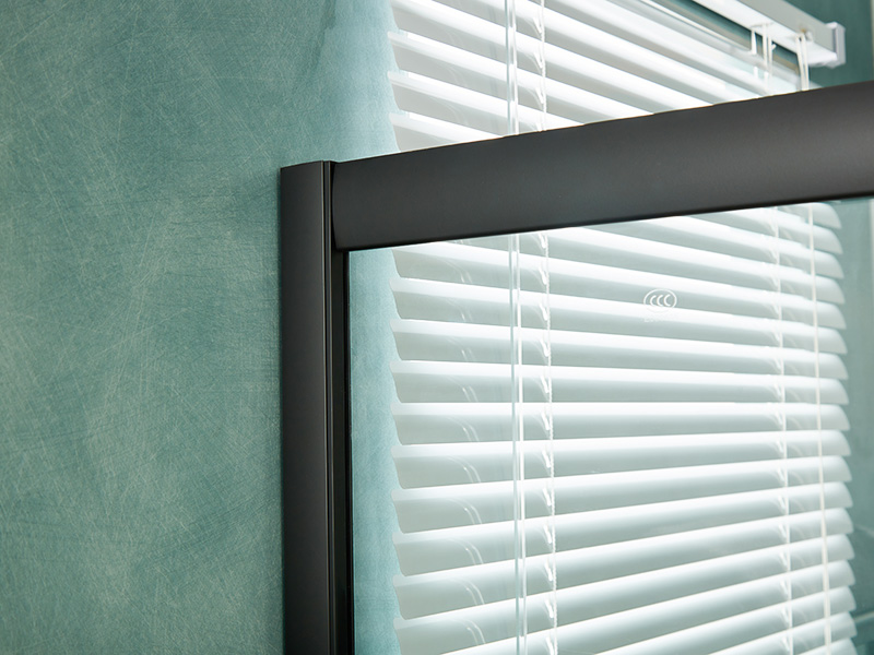 Imfhálú Cith Sleamhnáin SQ, Gloine Tempered Clear, Próifíl Alúmanam Dubh, Láimhseáil Poill Dúbailte, Le Tráidire Imfhálú Cith Sleamhnáin SQ, Gloine Tempered Clear, Próifíl Alúmanam Dubh, Láimhseáil Poill Dúbailte, Le Tráidire