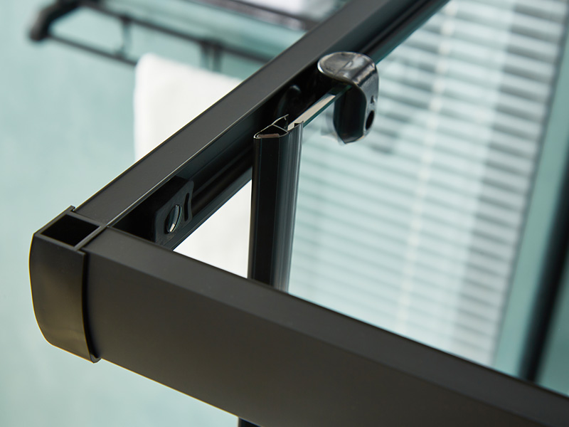 Imfhálú Cith Sleamhnáin SQ, Gloine Tempered Clear, Próifíl Alúmanam Dubh, Láimhseáil Poill Dúbailte, Le Tráidire Imfhálú Cith Sleamhnáin SQ, Gloine Tempered Clear, Próifíl Alúmanam Dubh, Láimhseáil Poill Dúbailte, Le Tráidire