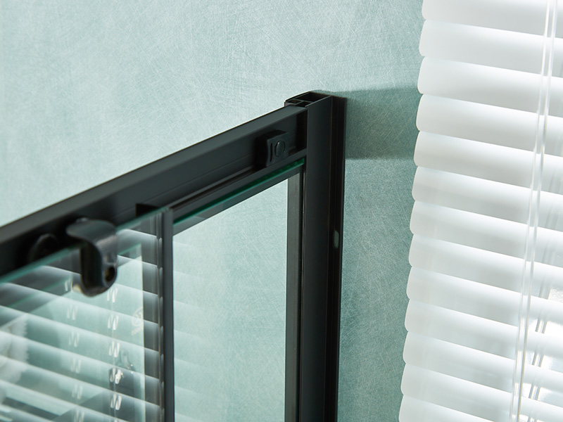 Imfhálú Cith Sleamhnáin SQ, Gloine Tempered Clear, Próifíl Alúmanam Dubh, Láimhseáil Poill Dúbailte, Le Tráidire Imfhálú Cith Sleamhnáin SQ, Gloine Tempered Clear, Próifíl Alúmanam Dubh, Láimhseáil Poill Dúbailte, Le Tráidire