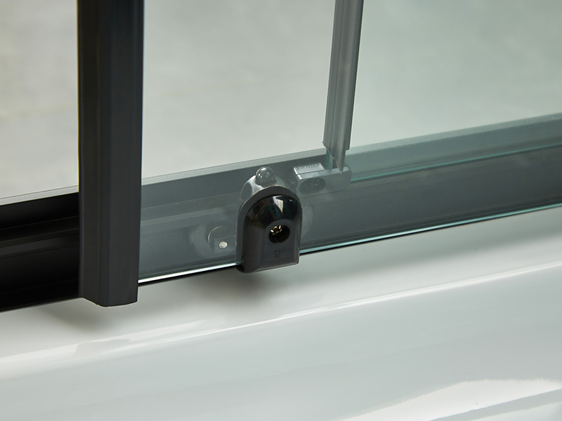 Imfhálú Cith Sleamhnáin SQ, Gloine Tempered Clear, Próifíl Alúmanam Dubh, Láimhseáil Poill Dúbailte, Le Tráidire Imfhálú Cith Sleamhnáin SQ, Gloine Tempered Clear, Próifíl Alúmanam Dubh, Láimhseáil Poill Dúbailte, Le Tráidire