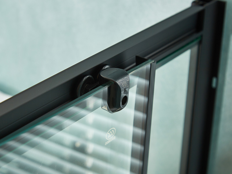 Imfhálú Cith Sleamhnáin SQ, Gloine Tempered Clear, Próifíl Alúmanam Dubh, Láimhseáil Poill Dúbailte, Le Tráidire Imfhálú Cith Sleamhnáin SQ, Gloine Tempered Clear, Próifíl Alúmanam Dubh, Láimhseáil Poill Dúbailte, Le Tráidire