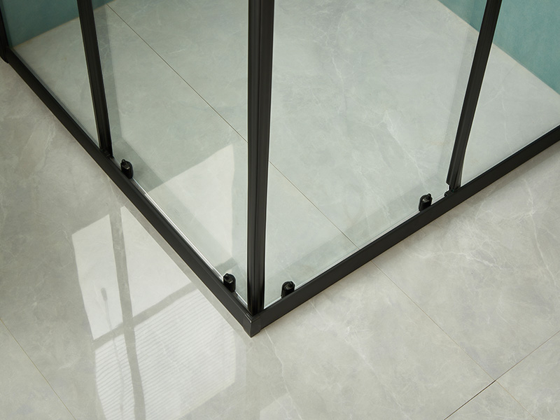 Imfhálú Cith Sleamhnáin SQ, Gloine Tempered Clear, Próifíl Alúmanam Dubh, Láimhseáil Poill Dúbailte, Le Tráidire Imfhálú Cith Sleamhnáin SQ, Gloine Tempered Clear, Próifíl Alúmanam Dubh, Láimhseáil Poill Dúbailte, Le Tráidire