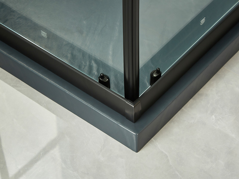 Imfhálú Cith Sleamhnáin SQ, Gloine Tempered Clear, Próifíl Alúmanam Dubh, Láimhseáil Poill Dúbailte, Le Tráidire Imfhálú Cith Sleamhnáin SQ, Gloine Tempered Clear, Próifíl Alúmanam Dubh, Láimhseáil Poill Dúbailte, Le Tráidire