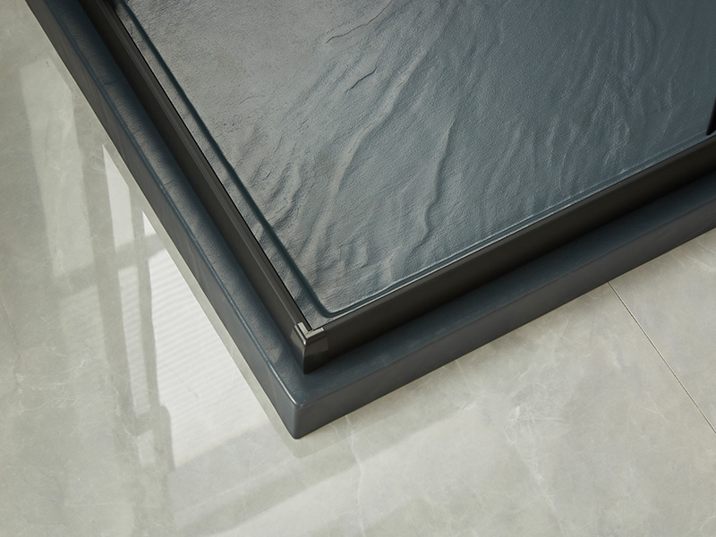 Imfhálú Cith Sleamhnáin SQ, Gloine Tempered Clear, Próifíl Alúmanam Dubh, Láimhseáil Poill Dúbailte, Le Tráidire Imfhálú Cith Sleamhnáin SQ, Gloine Tempered Clear, Próifíl Alúmanam Dubh, Láimhseáil Poill Dúbailte, Le Tráidire