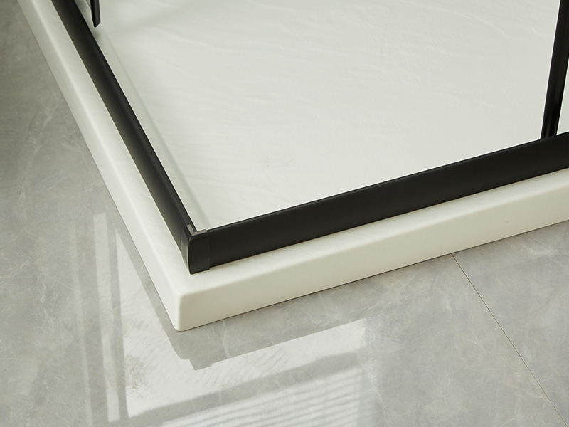 Imfhálú Cith Sleamhnáin SQ, Gloine Tempered Clear, Próifíl Alúmanam Dubh, Láimhseáil Poill Dúbailte, Le Tráidire Imfhálú Cith Sleamhnáin SQ, Gloine Tempered Clear, Próifíl Alúmanam Dubh, Láimhseáil Poill Dúbailte, Le Tráidire