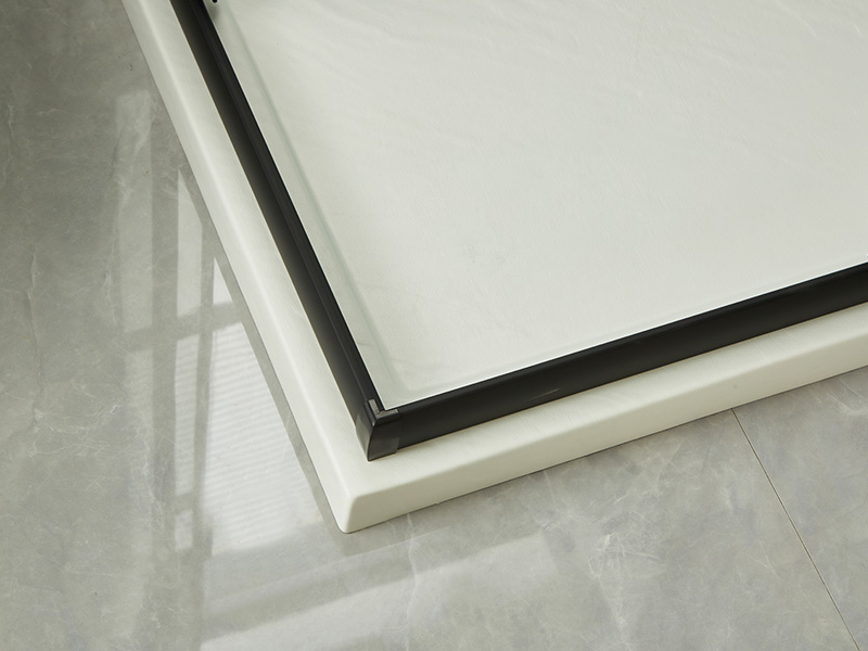 Imfhálú Cith Sleamhnáin SQ, Gloine Tempered Clear, Próifíl Alúmanam Dubh, Láimhseáil Poill Dúbailte, Le Tráidire Imfhálú Cith Sleamhnáin SQ, Gloine Tempered Clear, Próifíl Alúmanam Dubh, Láimhseáil Poill Dúbailte, Le Tráidire