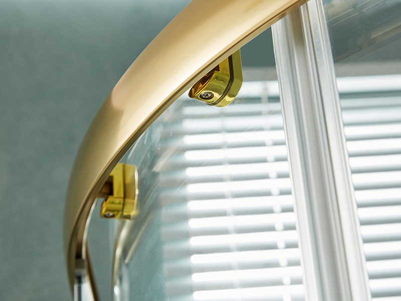 Imfhálú Cith Sleamhnáin SE, Gloine Tempered Clear, Próifíl Óir Alúmanam, Láimhseáil Poill Dúbailte, Gan Tráidire Imfhálú Cith Sleamhnáin SE, Gloine Tempered Clear, Próifíl Óir Alúmanam, Láimhseáil Poill Dúbailte, Gan Tráidire