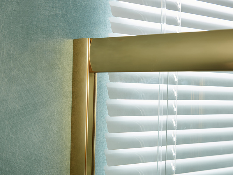 Imfhálú Cith Sleamhnáin SE, Gloine Tempered Clear, Próifíl Óir Alúmanam, Láimhseáil Poill Dúbailte, Gan Tráidire Imfhálú Cith Sleamhnáin SE, Gloine Tempered Clear, Próifíl Óir Alúmanam, Láimhseáil Poill Dúbailte, Gan Tráidire