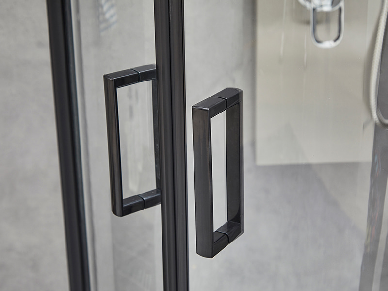 Imfhálú Cith Sleamhnáin SE, Gloine Tempered Clear, Próifíl Alúmanam Dubh, Láimhseáil Poill Dúbailte, Gan Tráidire Imfhálú Cith Sleamhnáin SE, Gloine Tempered Clear, Próifíl Alúmanam Dubh, Láimhseáil Poill Dúbailte, Gan Tráidire