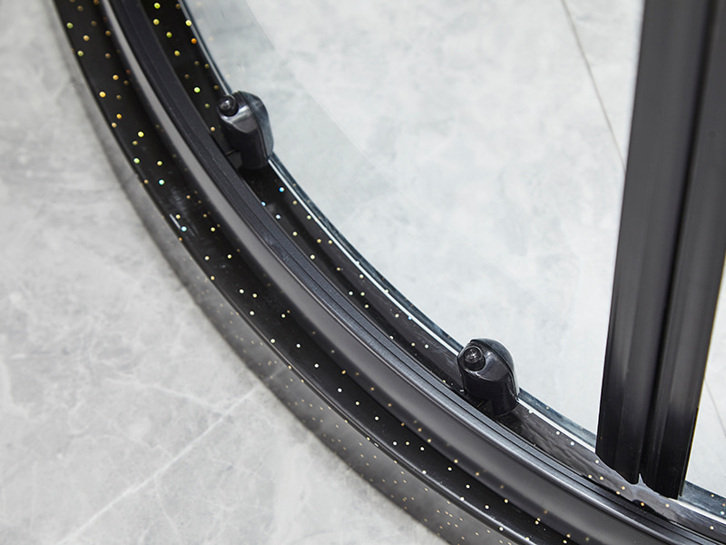 Imfhálú Cith Sleamhnáin SE, Gloine Tempered Clear, Próifíl Alúmanam Dubh, Láimhseáil Poill Dúbailte, Gan Tráidire Imfhálú Cith Sleamhnáin SE, Gloine Tempered Clear, Próifíl Alúmanam Dubh, Láimhseáil Poill Dúbailte, Gan Tráidire