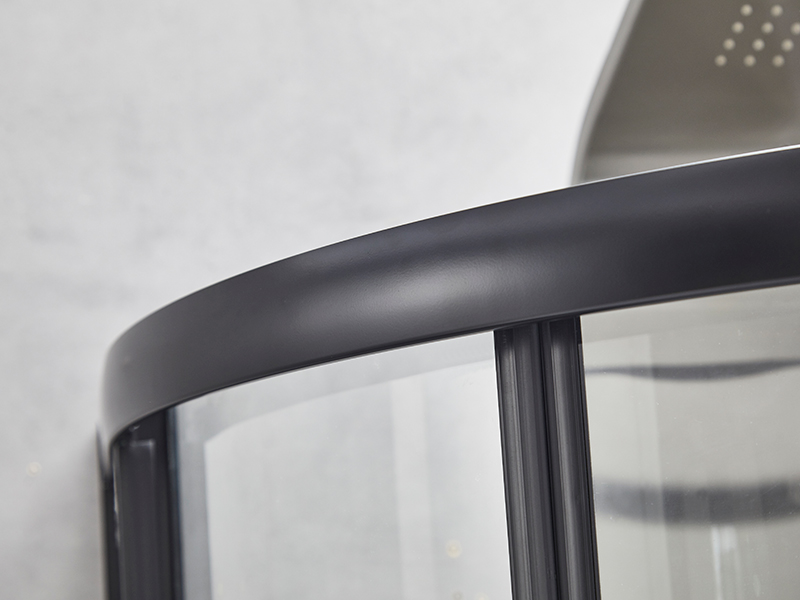 Imfhálú Cith Sleamhnáin SE, Gloine Tempered Clear, Próifíl Alúmanam Dubh, Láimhseáil Poill Dúbailte, Gan Tráidire Imfhálú Cith Sleamhnáin SE, Gloine Tempered Clear, Próifíl Alúmanam Dubh, Láimhseáil Poill Dúbailte, Gan Tráidire