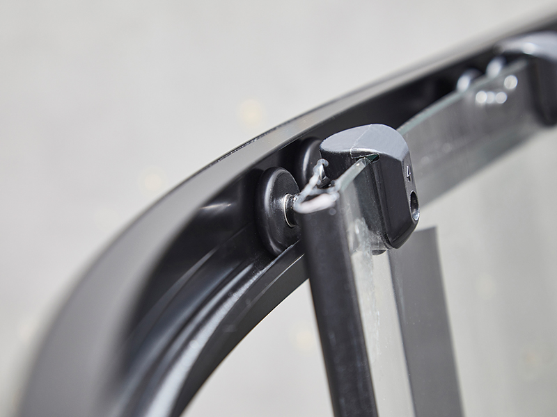 Imfhálú Cith Sleamhnáin SE, Gloine Tempered Clear, Próifíl Alúmanam Dubh, Láimhseáil Poill Dúbailte, Gan Tráidire Imfhálú Cith Sleamhnáin SE, Gloine Tempered Clear, Próifíl Alúmanam Dubh, Láimhseáil Poill Dúbailte, Gan Tráidire