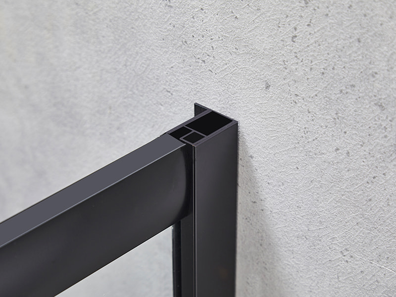 Imfhálú Cith Sleamhnáin SE, Gloine Tempered Clear, Próifíl Alúmanam Dubh, Láimhseáil Poill Dúbailte, Gan Tráidire Imfhálú Cith Sleamhnáin SE, Gloine Tempered Clear, Próifíl Alúmanam Dubh, Láimhseáil Poill Dúbailte, Gan Tráidire