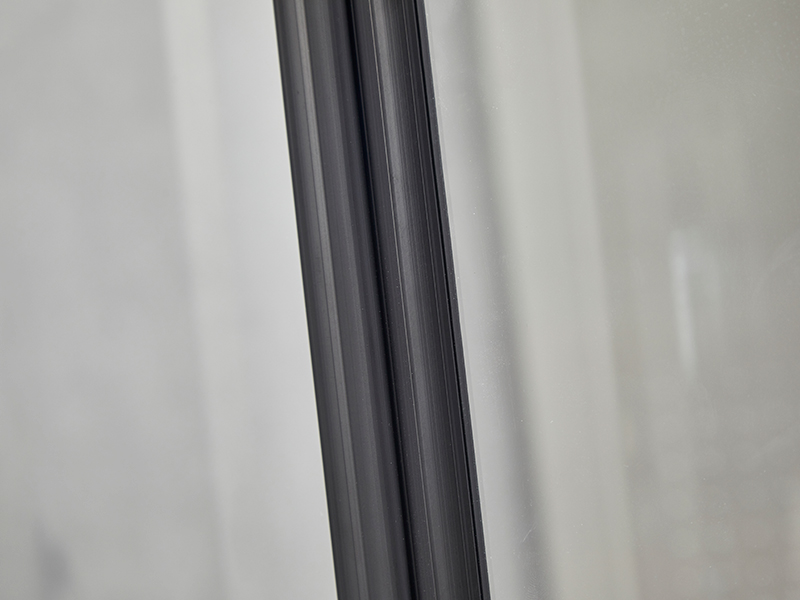 Imfhálú Cith Sleamhnáin SE, Gloine Tempered Clear, Próifíl Alúmanam Dubh, Láimhseáil Poill Dúbailte, Gan Tráidire Imfhálú Cith Sleamhnáin SE, Gloine Tempered Clear, Próifíl Alúmanam Dubh, Láimhseáil Poill Dúbailte, Gan Tráidire