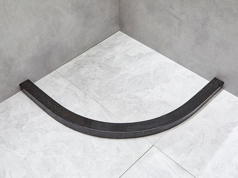 Imfhálú Cith Sleamhnáin SE, Gloine Tempered Clear, Próifíl Alúmanam Dubh, Láimhseáil Poill Dúbailte, Gan Tráidire Imfhálú Cith Sleamhnáin SE, Gloine Tempered Clear, Próifíl Alúmanam Dubh, Láimhseáil Poill Dúbailte, Gan Tráidire